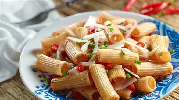 Makaron z szynką parmeńską i sosem pomidorowym