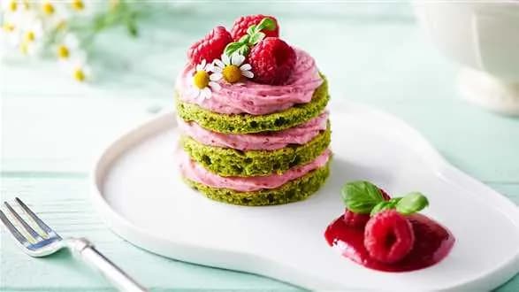 Biszkopt szpinakowo-bazyliowy z musem malinowo-jogurtowym