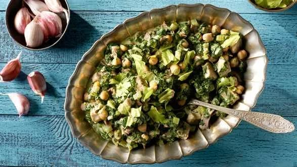 Smażona wieprzowina z czosnkiem, szpinakiem i ciecierzycą