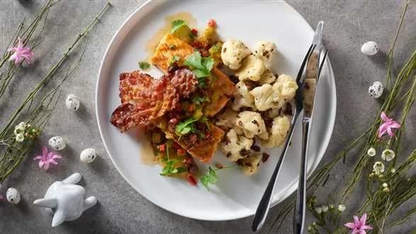 Grillowany łosoś z prażonym kalafiorem i salsą z ogórka i pomidorów suszonych