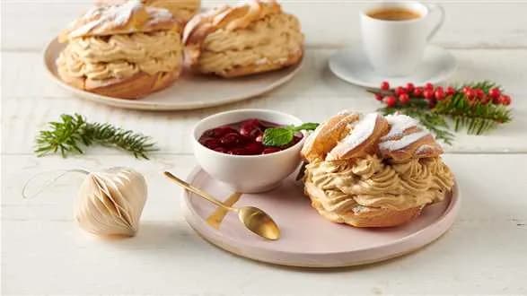 Ptysie z musem czekoladowo-piernikowym i sosem z gorących wiśni