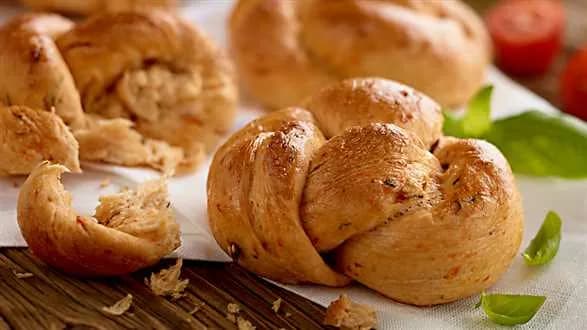 Włoskie bułeczki z bazylią i suszonymi pomidorami