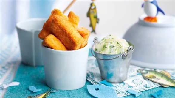 Paluszki rybne z łososia z sałatką z ogórka