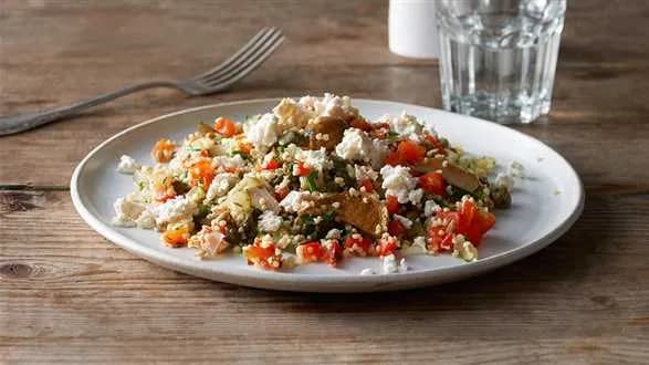 Sałatka z kaszy jaglanej z wędzonym twarogiem