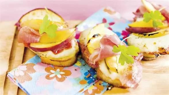 Crostini z szynką i brzoskwiniami