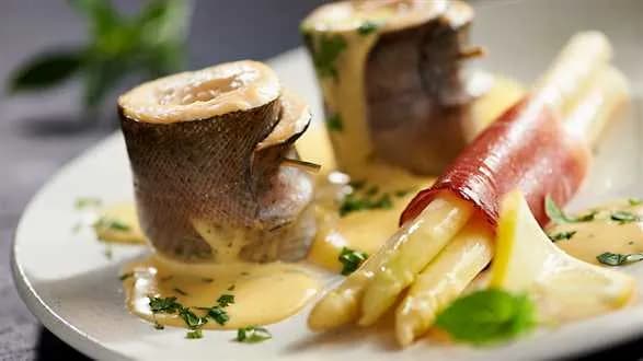 Filet z pstrąga w sosie holenderskim (miętowym) ze szparagami w szynce