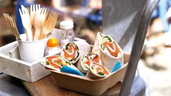 Wrapy z łososiem, jajkiem i rzeżuchą