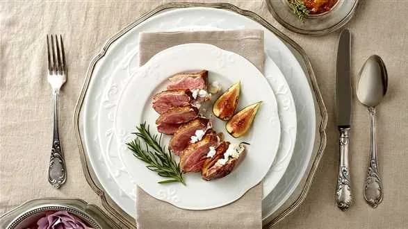 Pierś kaczki zapiekana z kozim serem