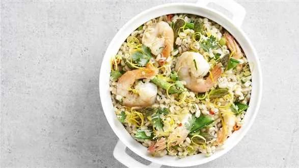 Kaszotto ze szparagami, groszkiem cukrowym i krewetkami