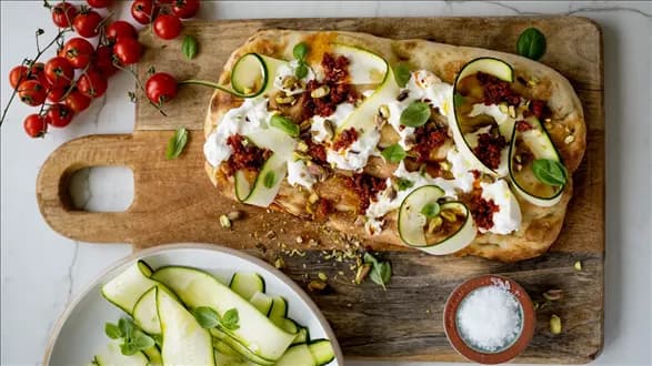 Pinsa z kiełbasą nduja, burratą i cukinią