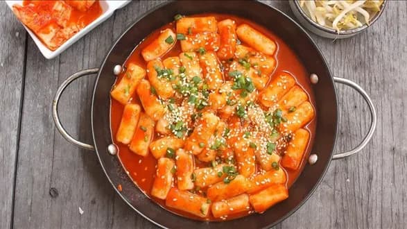 Tteokbokki — koreańskie kopytka ryżowe