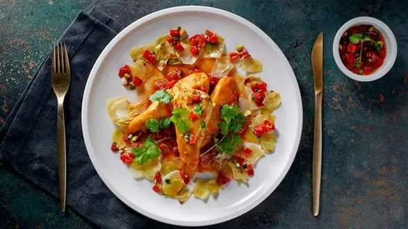 Kurczak w pomidorach z pieczoną kapustą