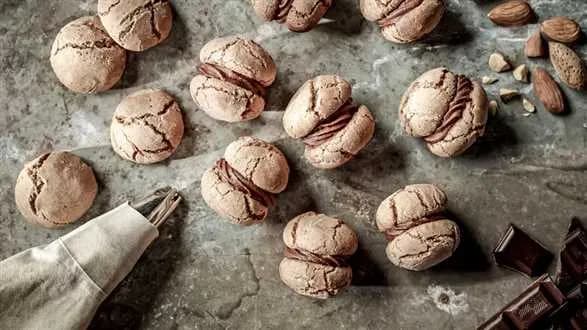 Amaretti z ganaszem czekoladowym