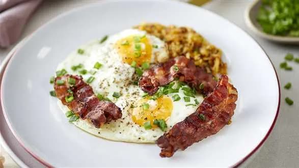 Hash browns z jajkiem sadzonym i boczkiem