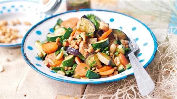 Sałatka warzywna z dressingiem z orzeszków ziemnych