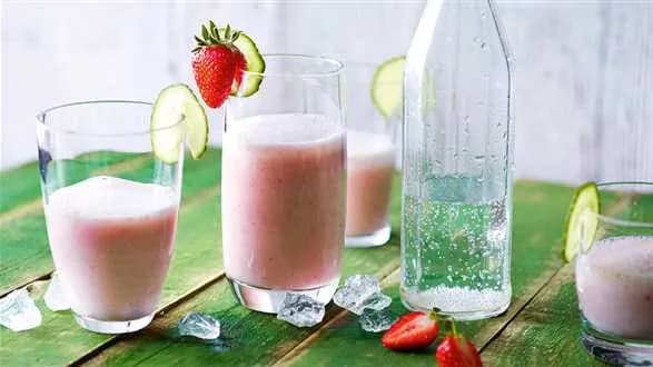 Truskawkowo-ogórkowy lassi