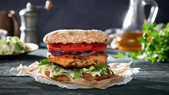 Burgery rybne z sałatką coleslaw