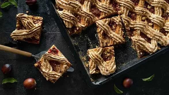 Placek ze śliwkami i bezą