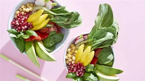 Wegetariańskie bowls z dressingiem miętowym