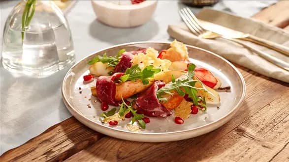 Bresaola z grillowaną gruszką i chipsami serowymi