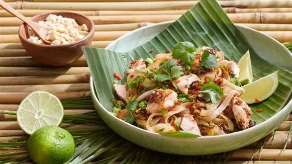 Pad thai z warzywami i pieczonym łososiem