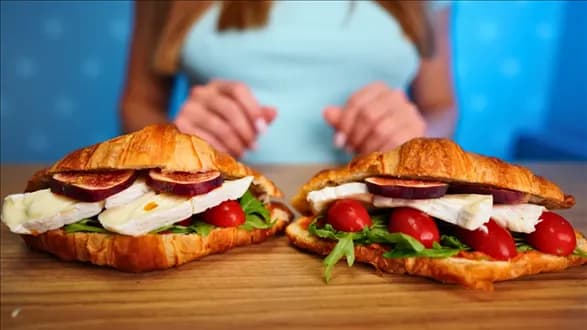 Croissant z pesto i francuskim serem