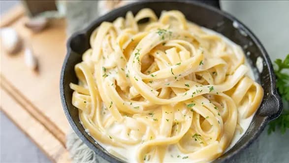 Fettuccine Alfredo – przepis na kultowy makaron