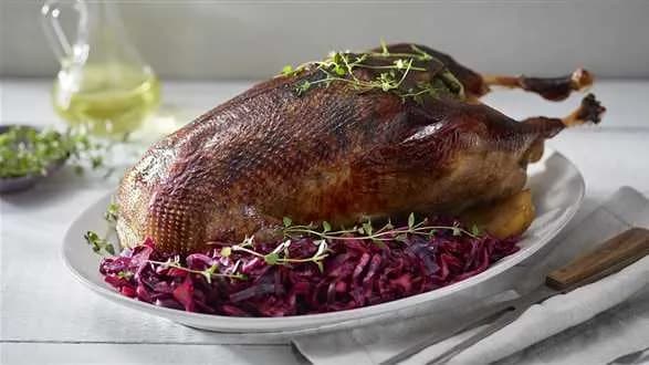 Pieczona gęś z jabłkami i czerwoną kapustą