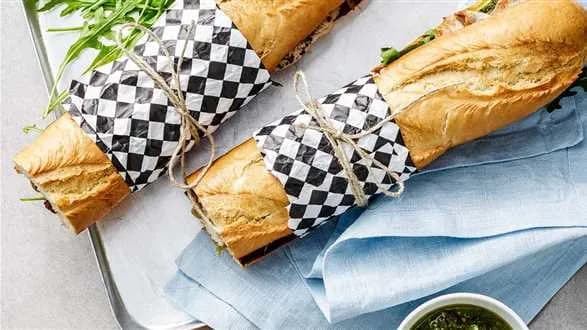 Megakanapka z marynowanym schabem i pesto z rukoli