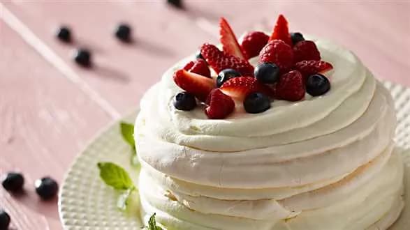 Torcik bezowy z owocami