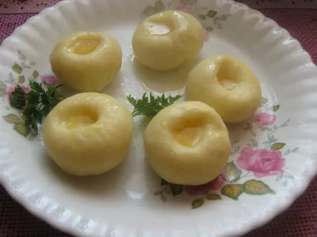 Z czym jeść kluski śląskie na słodko? Proste i pyszne pomysły na deser