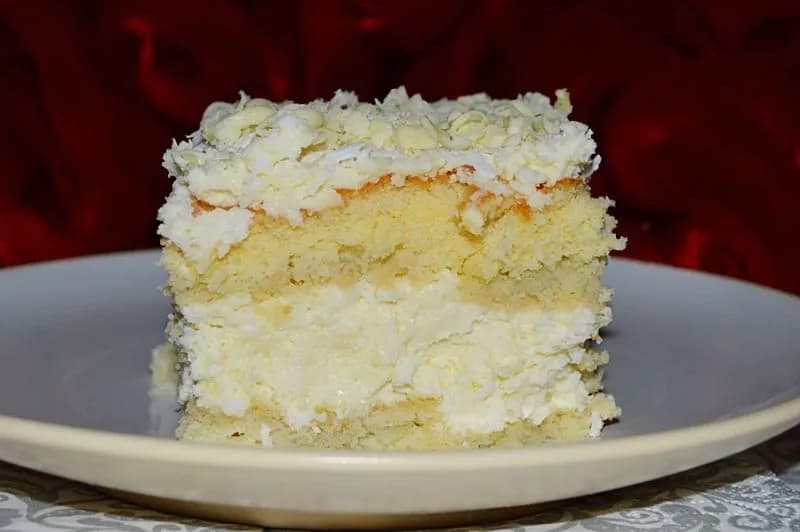 Prosty przepis na ciasto rafaello z biszkoptem i białą czekoladą krok po kroku