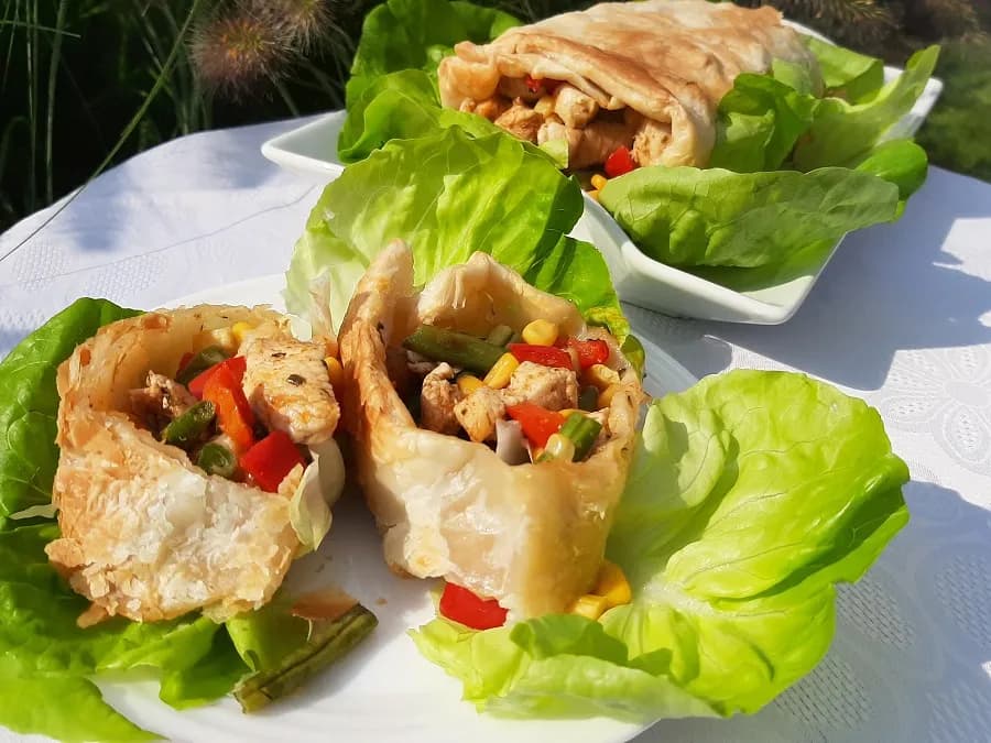 Proste i szybkie przepisy na obiad z ciastem francuskim – tarty, zapiekanki i roladki