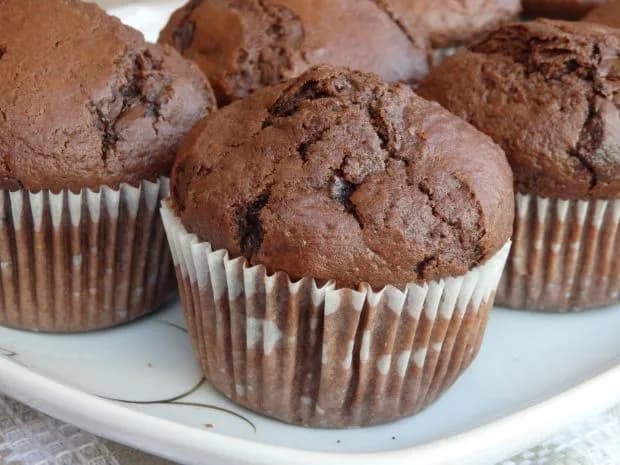 Prosty przepis na pyszne babeczki czekoladowe – zrób je szybko i bez błędów