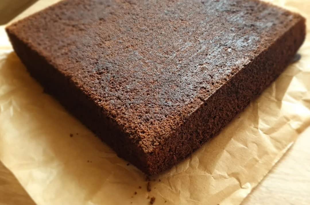 Czym nasączyć biszkopt czekoladowy, by był idealnie wilgotny i pyszny? Sprawdź najlepsze sposoby!