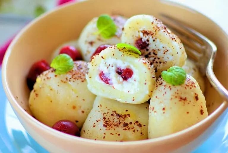 Proste i pyszne pomysły na słodkie dania z sera białego dla każdego