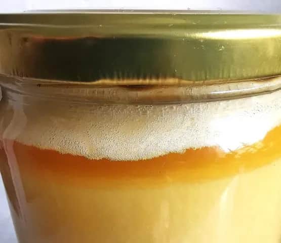 Czy miód może sfermentować? Poznaj przyczyny i skutki fermentacji