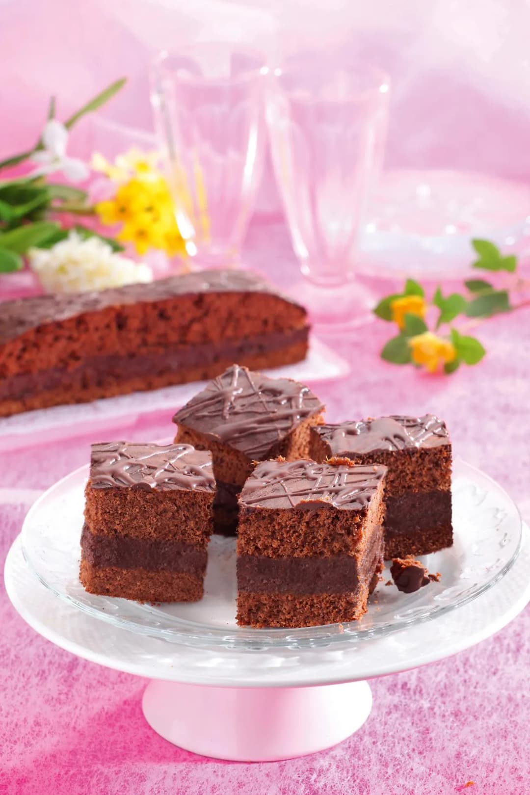 Proste i efektowne sposoby na dekorowanie ciasta czekoladowego krok po kroku