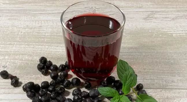 Sok z aronii na co pomaga? Właściwości zdrowotne i korzyści dla organizmu