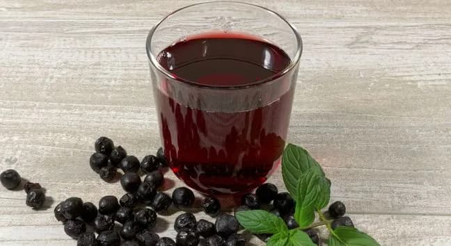 Sok z aronii na co pomaga? Właściwości zdrowotne i korzyści dla organizmu
