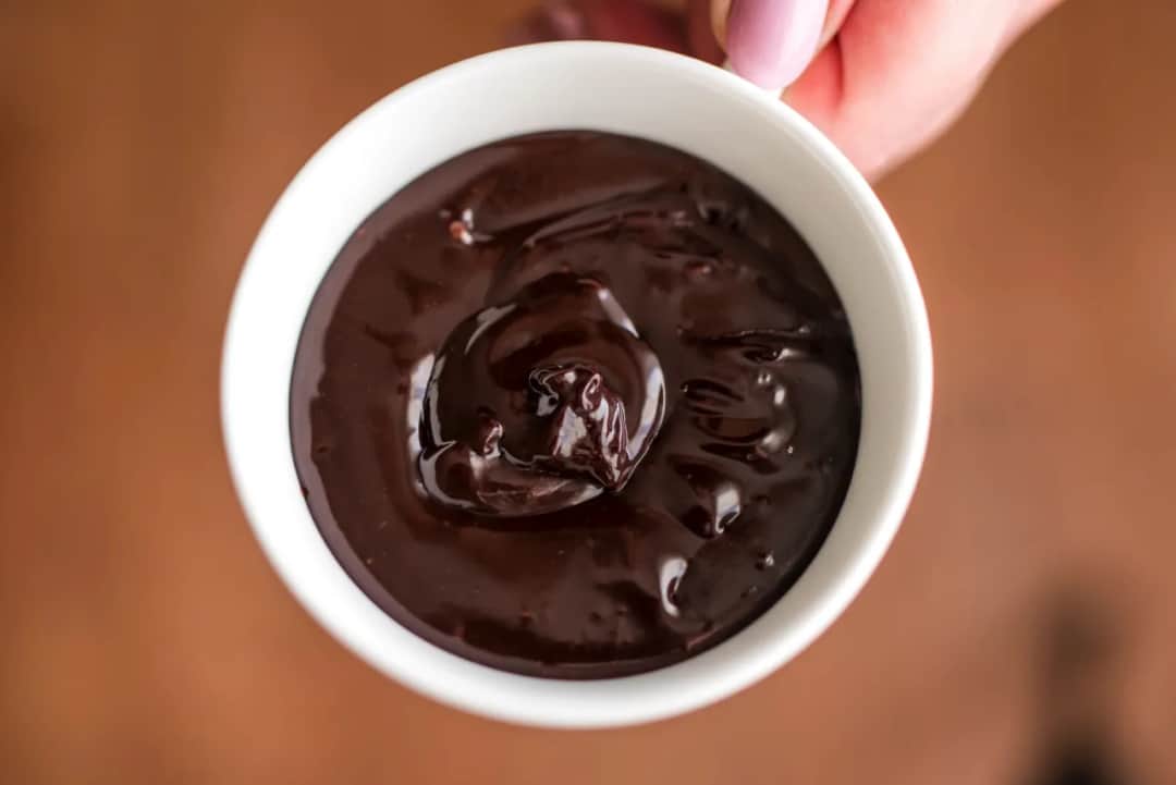 Jak skutecznie zagęścić polewę czekoladową? Proste sposoby na idealną konsystencję